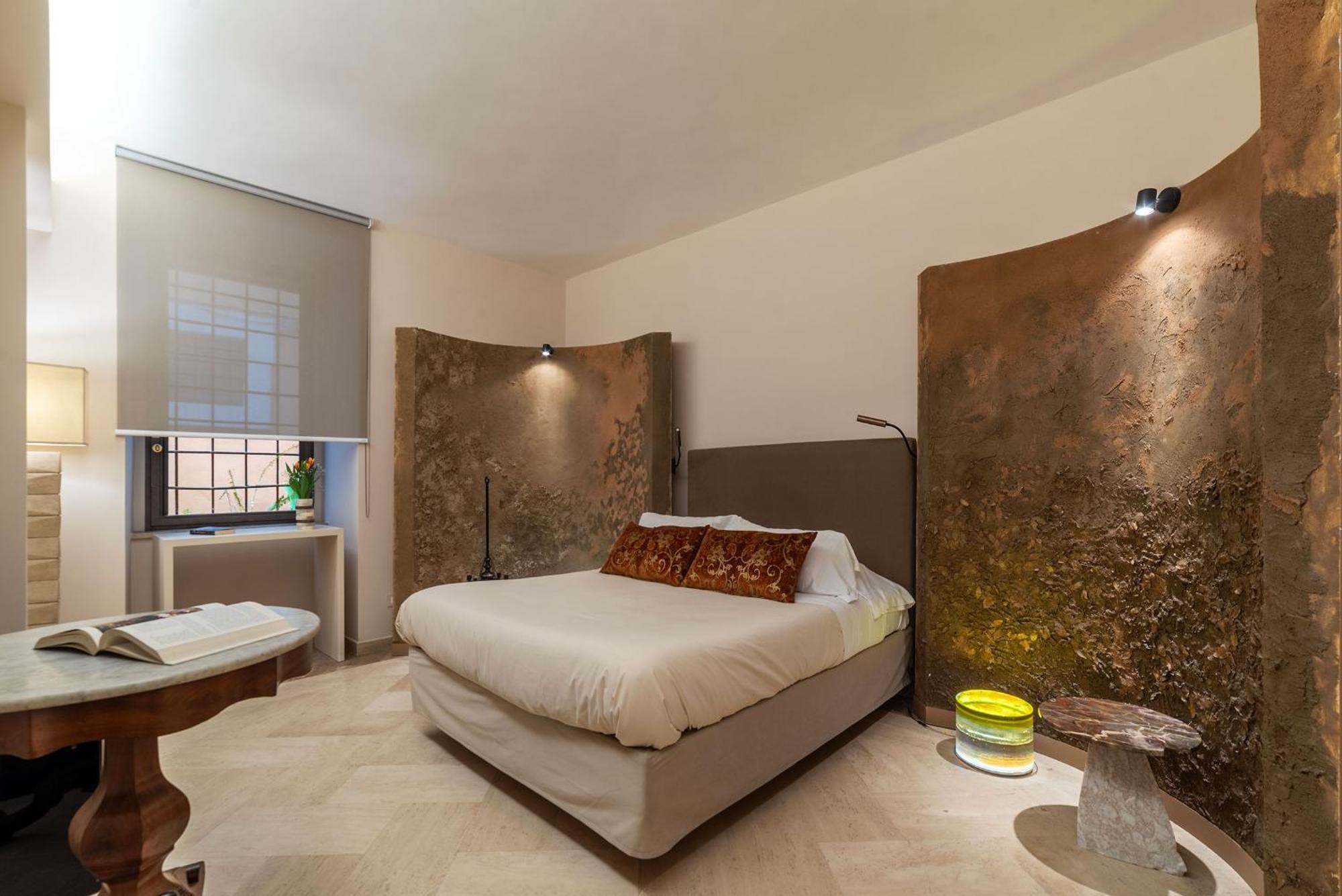 Sinopia Gallery - Sleep On Art Apartment