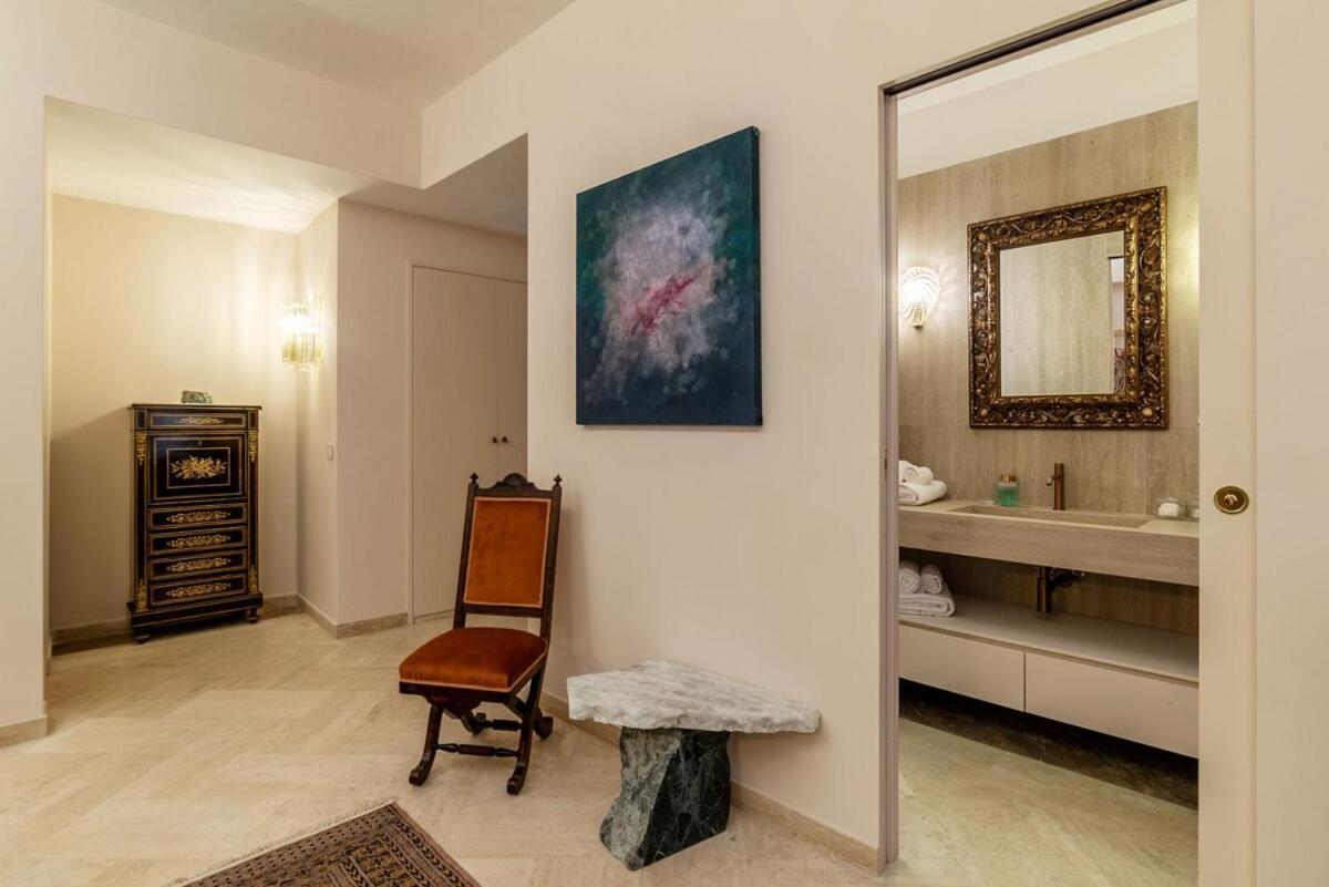 Sinopia Gallery - Sleep On Art Rom